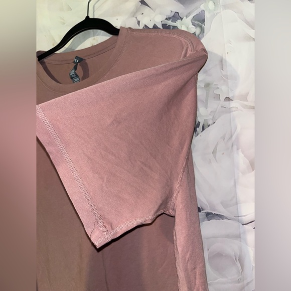 Vuori Men's Short Sleeve Tuvalu Tee W/ Pima Cotton Size XL Elderberry Heather - Picture 3 of 5